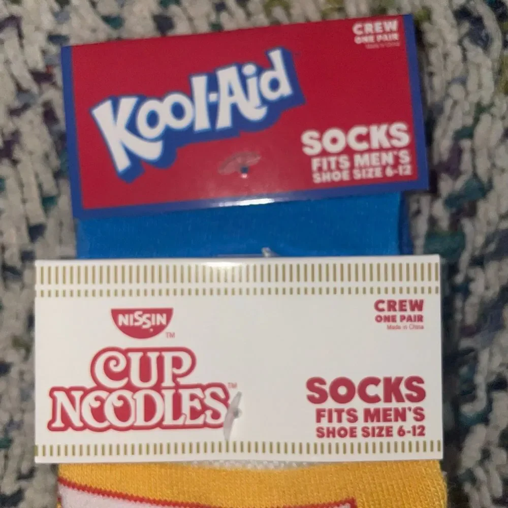 Double trouble crew Socks blue kool-aid & Cup o Noodle yellow men's 6-12‎